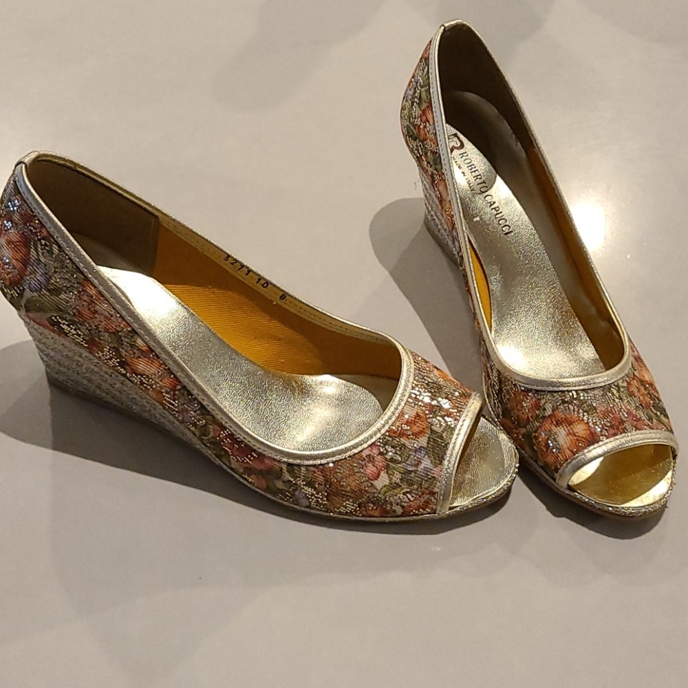 Robert Carpucci golden floral wedge heels
